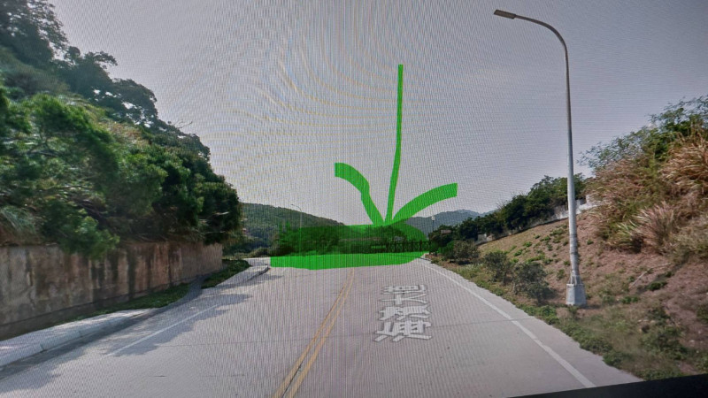 此路段下面是危險懸崖應設置護欄，改善保障人車安全。