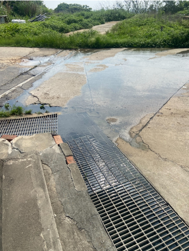 污水溢流到路上