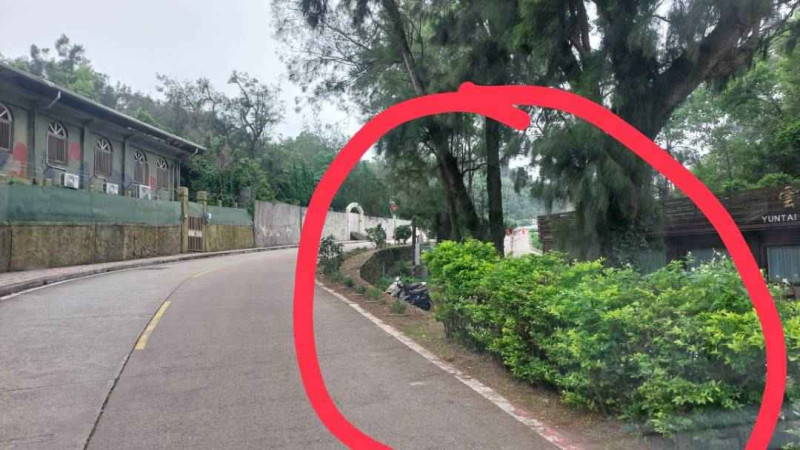 該路段危險指數很高，建請規畫設置防墜或道路護欄，確保人車安全。