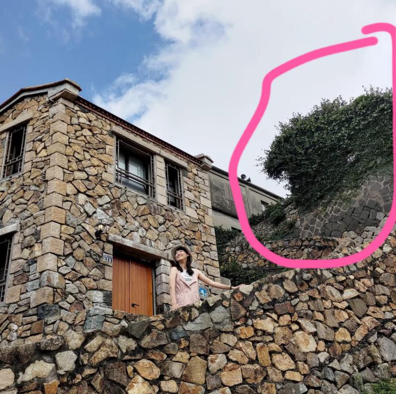 右上方傳統閩東建築青石房子被爬滿植被