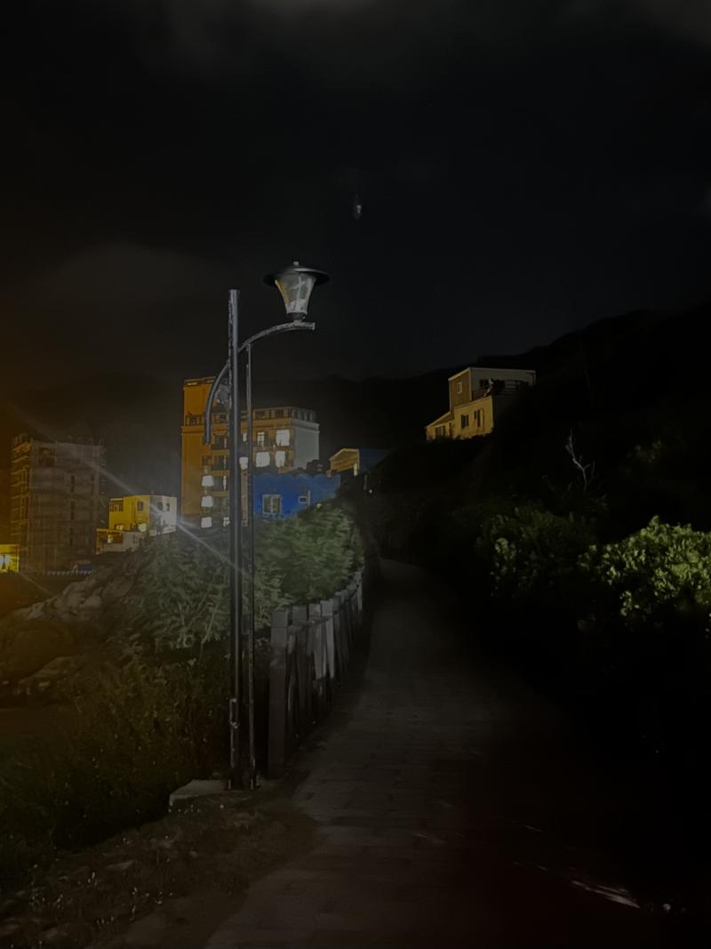 步道中間的兩盞路燈都不亮，只剩頭尾的路燈還有微弱餘光