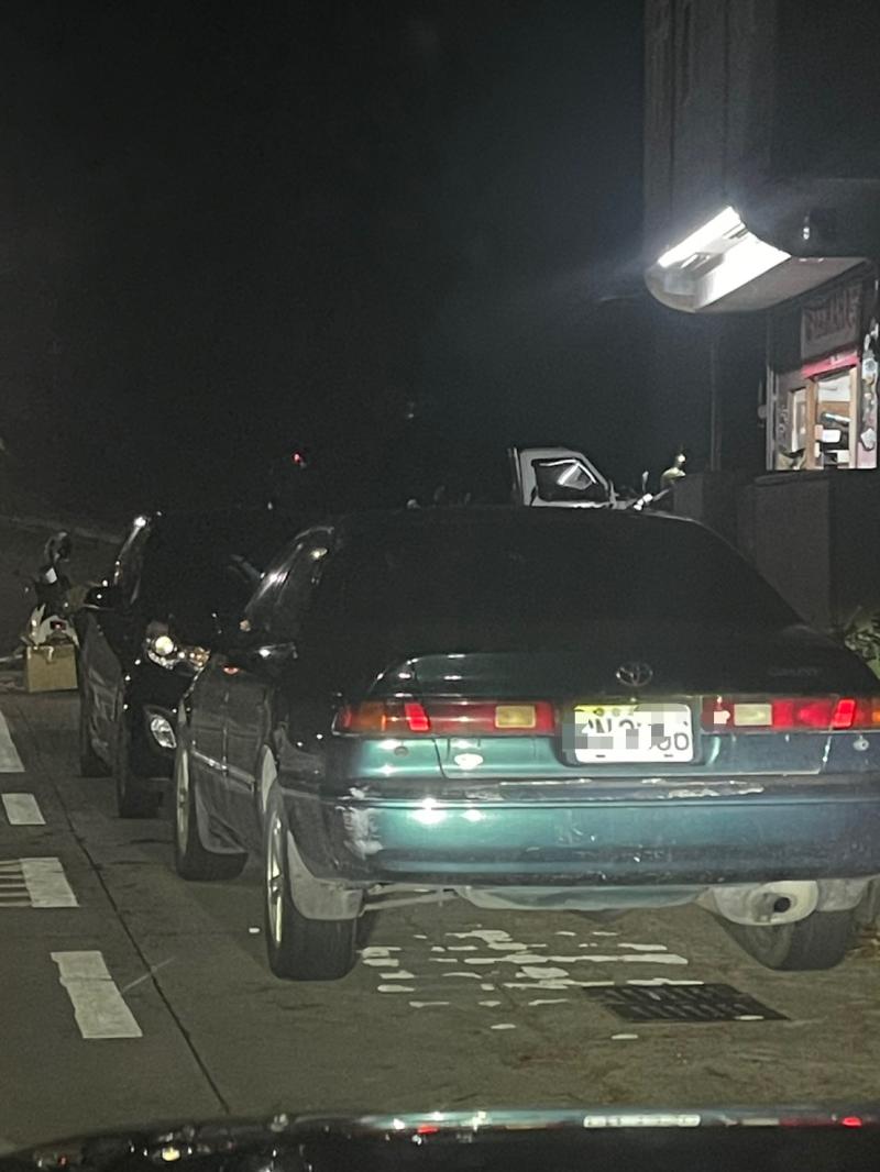 這台車子停得有夠久了把公車專用道都停了難道這台是遊覽車嗎可以一直停相關單位都不管了嗎