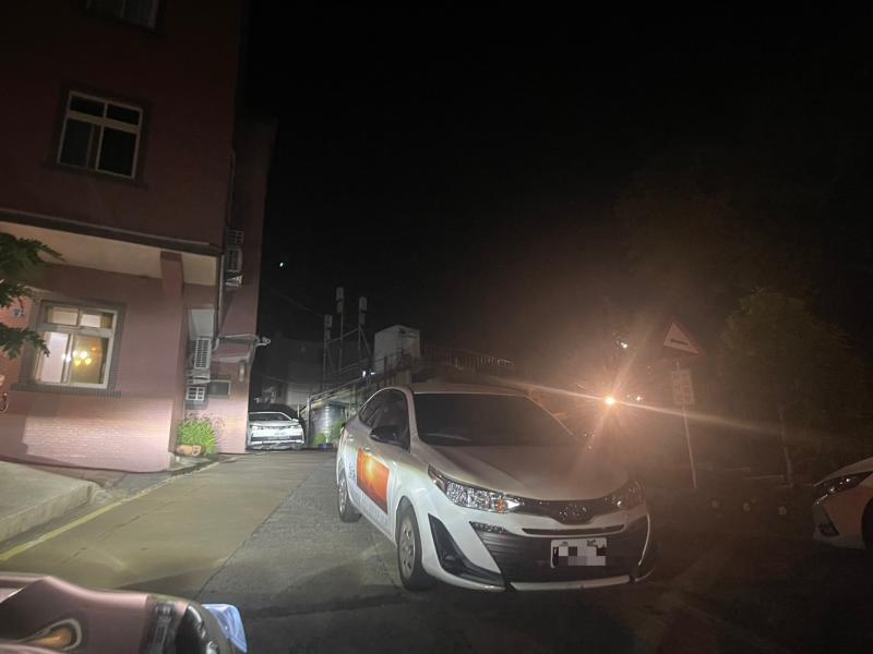 仁愛辦活動這台IRent把整條路都擋住了都沒人管轉彎口多危險