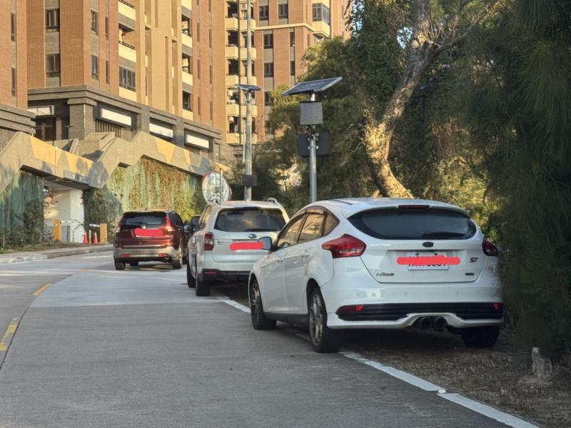 路邊違停車輛共有18台之多 村莊主要幹道變成147專屬停車場？