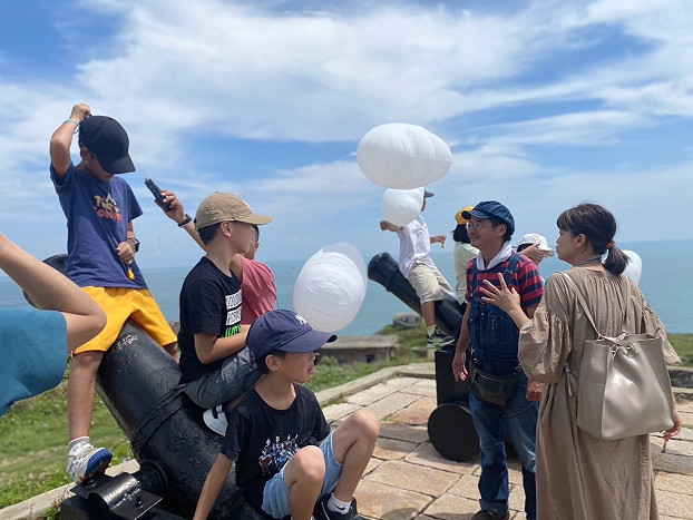 通往雲的故鄉到東莒　高橋匡太與孩子共創雲朵氣球  照片