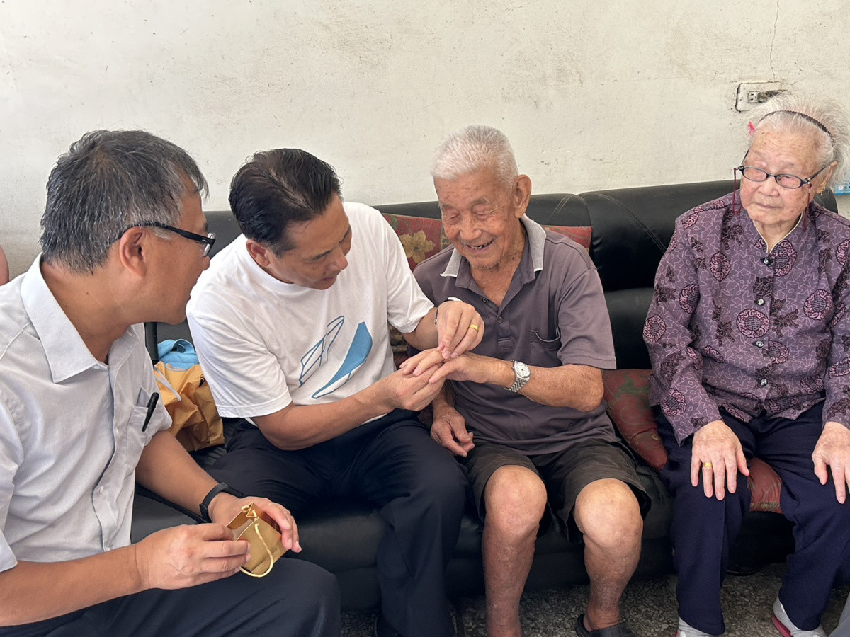南竿介壽村曹依瀏先生92歲生日　縣長王忠銘獻上祝福