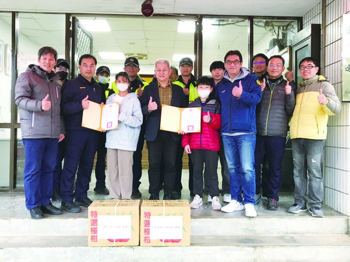  感謝守護校園與交通安全　師生前往警局致贈水果與感謝狀  附加圖片