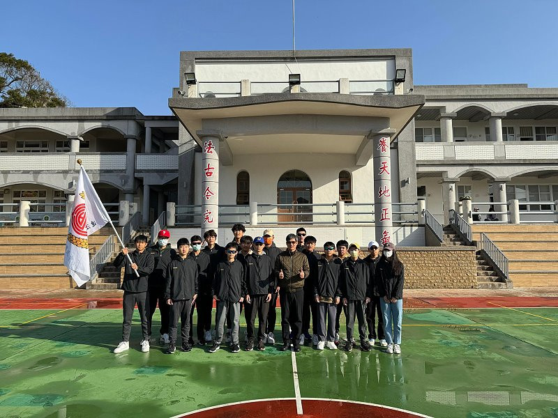  迎戰國中籃球乙級聯賽　介壽國中代表隊啟程  照片