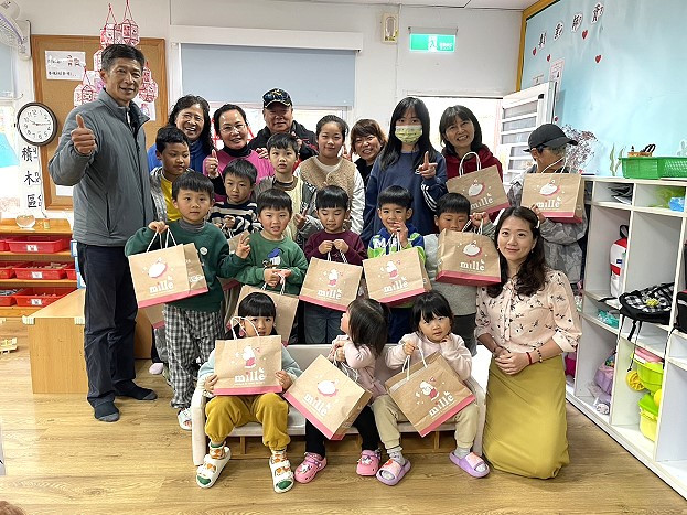 東莒國小學子好開心！　莒光所會致贈禮物祝福兒童節快樂  圖片