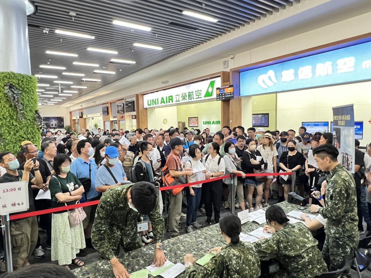 軍機疏運旅客擠爆南竿機場  新臺馬輪今晚加開疏運