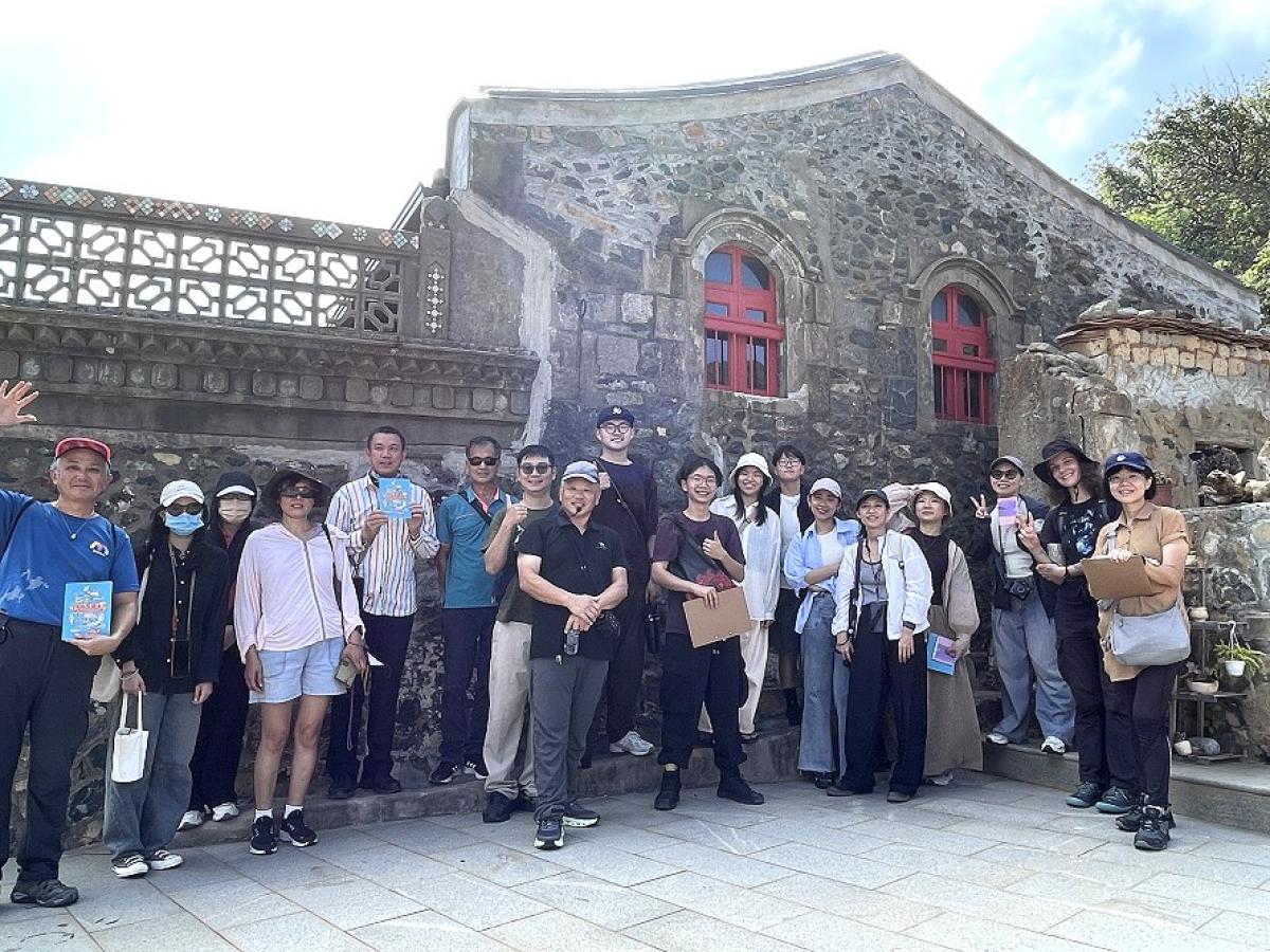 田澳社協理事長陳善澔帶領《文化在路上》民眾，探訪聚落歷史人文與藝術作品，體驗馬祖島嶼的文化故事。