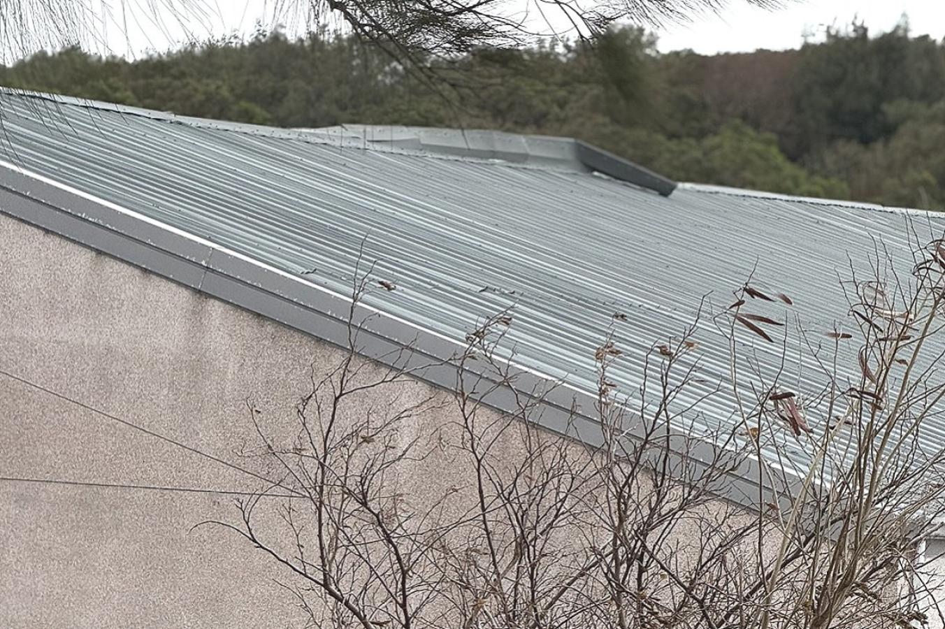 東莒國小體育館屋脊板遭吹起