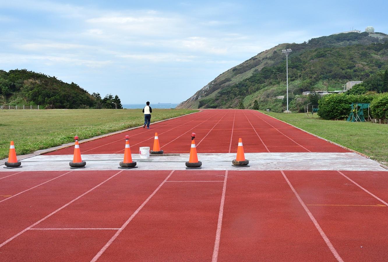 東湧運動公園跑道修補