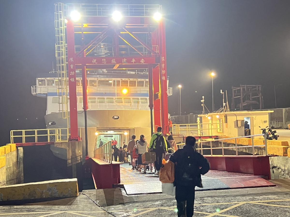 臺馬之星夜航疏運　首趟載客208人