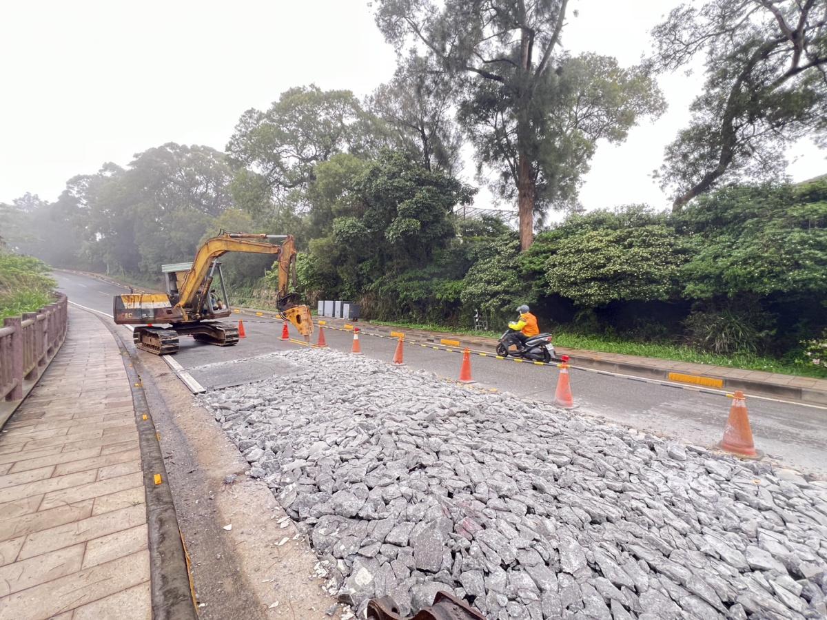 南竿中央大道部分路段沉陷 　縣府工務處派工進場改善