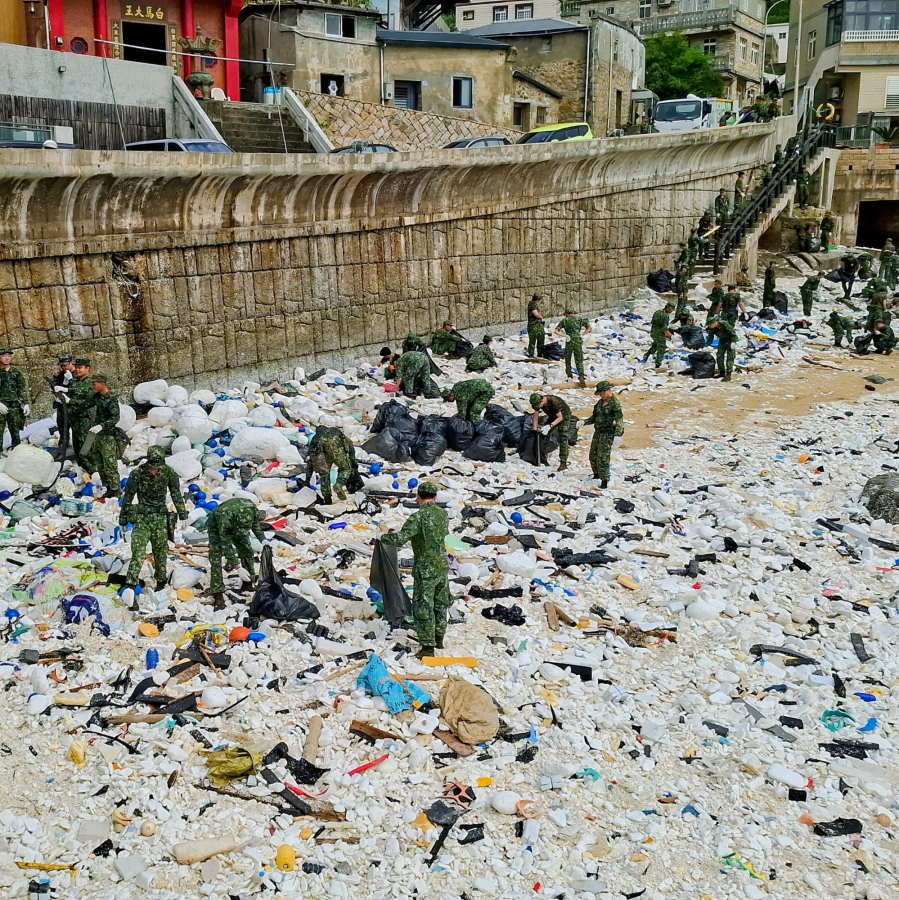 巴威颱風過境海漂垃圾湧入橋仔澳口　軍民攜手投入清運復原