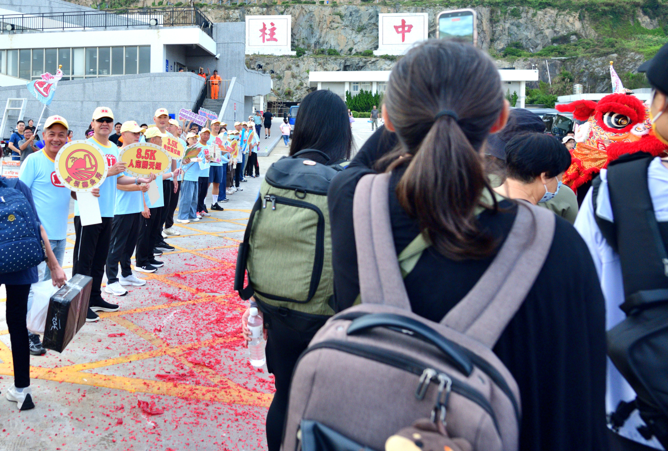 東引軍事越野障礙賽揭幕　軍民列隊歡迎首波跑者、遊客抵東引