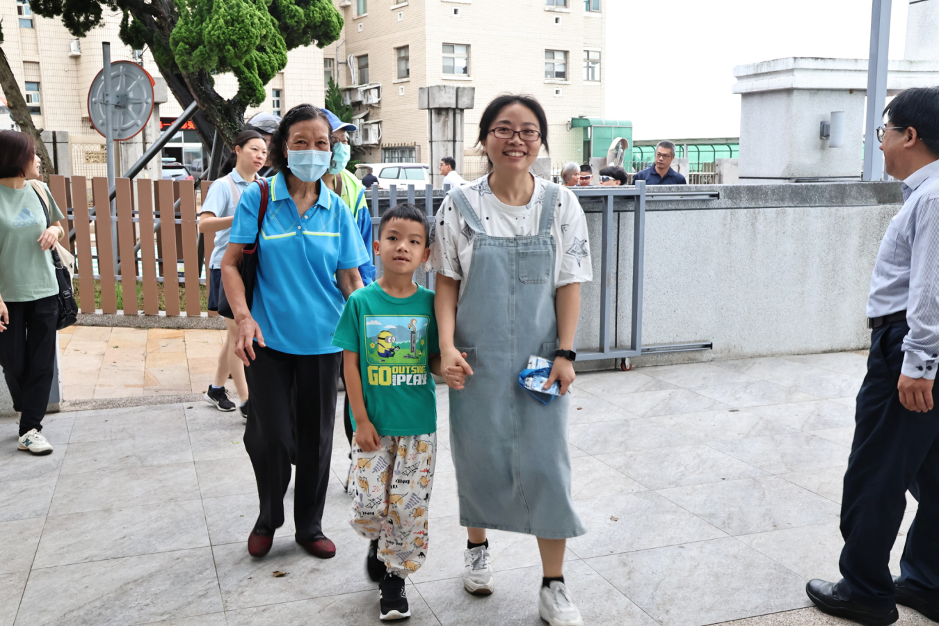 連江縣各國中小今開學　祖孫相伴溫馨踏入校園