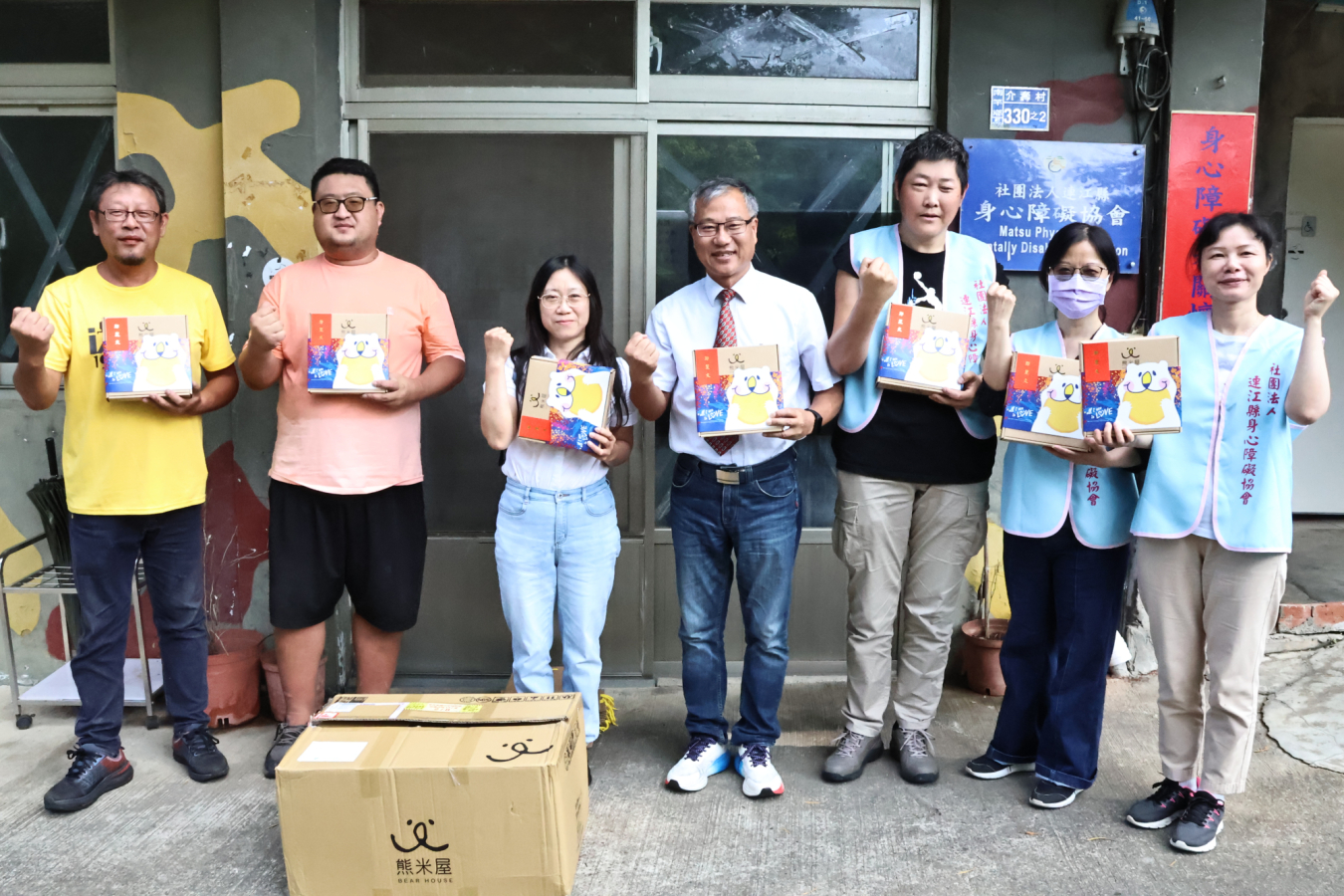 中秋送暖！國民黨連江縣黨部走訪弱勢團體　致贈秋節禮盒