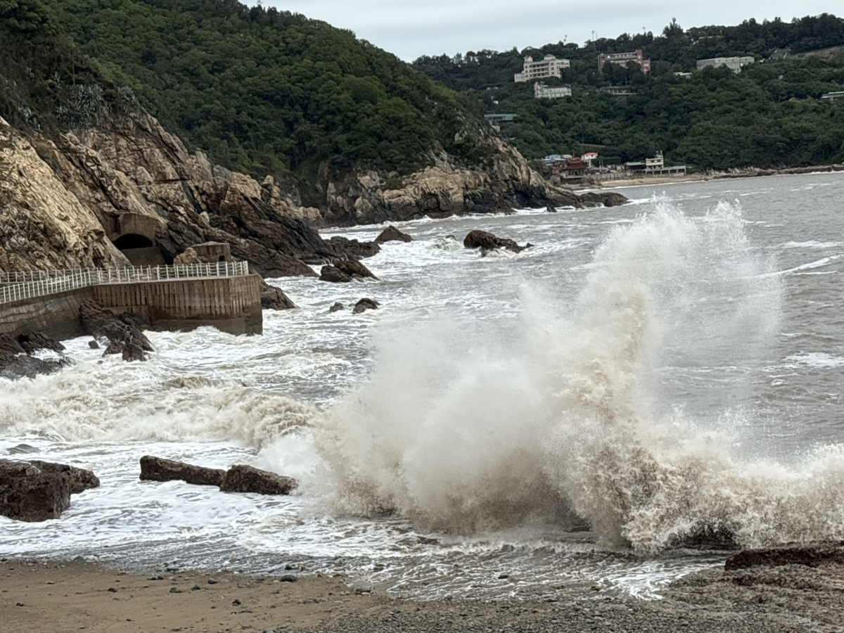 薔琵颱風影響　南竿仁愛沿岸巨浪拍岸浪花四濺