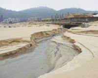 塘岐沙灘因汙水直接排放造成汙染,興建處理池刻不容緩。(圖/文:陳鵬雄)