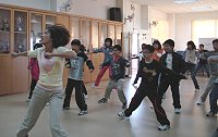 　東引國中小的藝術與人文教學，邀請張逸羚指導學生舞動身體。（圖／文：陳其敏）