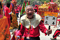 　來自對岸的巧思！城關媽祖廟擔綱扛七爺、八爺的長者特別展示輕便好用的墊肩，既輕鬆又不會過熱，讓肩上的負擔及傷害可以少一點。（圖／文：曹重偉）