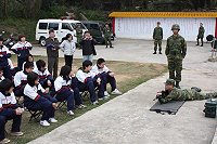 　同學在打靶前，仔細聆聽教官講解槍枝機械原理與各種元件構造，並且瞭解打靶流程及注意事項。（圖／文：黃俊智）