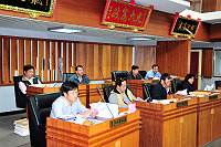 　縣議會第四屆第七次定期大會開議，全體議員完成報到並針對議程進行確認。（圖／文：曹重偉） 