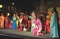 就是愛看閩劇!「媽祖文化節」邀請福建省實驗閩劇院來馬演出,首場好戲「五女拜壽」吸引二百多位戲迷前往欣賞,劇情高潮迭起,讓人大呼過癮。(圖/文:曹重偉)