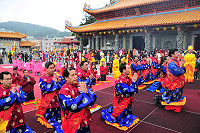 　媽祖文化節媽祖1050聖誕祭祀大典隆重登場，由縣長陳雪生擔任主祭，結束後也特別和與祭人員合影留念。（圖／文：曹重偉）