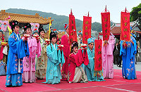 　媽祖文化節聖誕祭祀大典上，精緻典雅的酬神戲「麻姑獻壽」吸引許多遊客的目光。（圖／文：曹重偉）