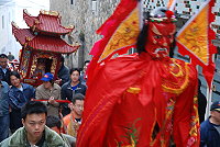 東引鄉首次舉行媽祖出巡遶境活動,軍民熱烈參與,鑼鼓鞭炮聲不絕於耳。(圖/文:陳其敏)