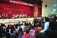 　「預防腸病毒－洗手舞創意秀」歡樂引爆，每隊都是有備而來，展現華麗服裝及精湛舞技；統一企業超人氣的「OPEN將」家族出場演出，讓全場大小朋友為之瘋狂，直呼超可愛！（圖／文：曹重偉）