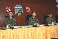 　指揮官鄭中將表揚近期砲兵群基地鑑測成績優異有功幹部及個人，勉勵在場幹部需不斷精進，持續為防區戰訓本務而努力。（圖／文：林忠和）