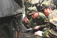 　鄭中將指出，幹部必須先將各項編制裝備的操作方式和保養程序掌握熟悉，才能帶領弟兄按照技術書刊所指示逐項的去改進，完成各項維修保養工作，爭取單位榮譽。(圖／文：黃俊智)