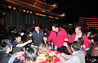 　媽祖文化節「媽祖平安宴」熱鬧開桌，縣長陳雪生在廟管會主委曾林官的陪同下，逐桌向社友及鄉親們乾杯致謝。（圖／文：曹重偉）