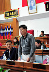 　馬祖酒廠總經理陳酒&#20452;首度列席議場初試啼聲，應議員要求說明自己的展望及近期工作方向。（圖／文：曹重偉）