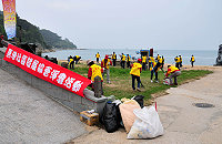 　響應世界地球日，馬港社區發展協會昨天特舉辦淨灘活動，社區朋友們一起用雙手為自然環境貢獻心力，讓海岸恢復原本潔淨的面貌。（圖／文：曹重偉）