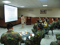 陸軍莒光地區指揮部舉行重要幹部輔導知能暨自商防治研習,圖為北區心衛中心鍾玉蓮心理師與幹部進行專題講座。(圖/文 余承憲)