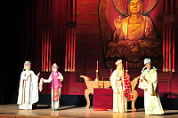 　福建省實驗閩劇院最後一天公演一連推出二場好戲，台上演員賣力演出，台下觀眾大呼過癮。（圖／文：曹重偉）