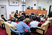 　商業會理事長林中超一行拜會議長陳振清為地區商家生計請命，認為福利品非常態，建請議會支持順勢恢復自由市場機制。（圖／文：曹重偉）