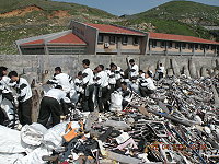 　響應世界地球日，東引軍民共同淨灘，維護海岸清潔。（圖：東引鄉公所提供）