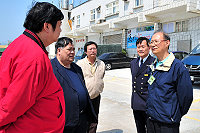 　基隆關稅局馬祖辦事處新主任趙信威（右一）到任，縣長陳雪生、議長陳振清前往拜會，並就海關管理現況及推動地區免稅商店的進度交換意見。（圖／文：曹重偉）