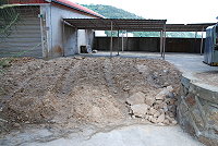 　馬中舊停車棚所在地，老百姓堅持擁有土地所有權，大費周章搬來土石打算圍地耕作，還前往縣府向監察委員陳情，雖然其作法無助證實土地權屬，但爭地心切倒可理解。（圖／文：劉秋月）