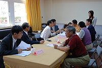 　監察委員劉興善及黃煌雄昨抵達南竿巡察接受民眾陳情，一早縣府值班室就已出現排隊人潮，希望監委主持公道。（圖／文：劉秋月）