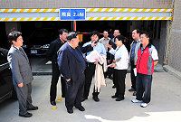 　介壽地下停車場啟用收費制度後爭議很多，也成為此次縣政考察南竿鄉的首要考察點，議員們實地視察整座停車場入出動線及周邊環境。（圖／文：曹重偉）