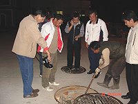 油脂皂化現象導致汙水收集管線阻塞,副縣長徐文吉及議員林貽祥等實地會勘。(圖:縣府工務局提供/文:邱竟瑋)