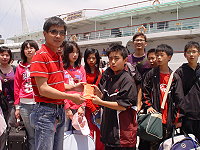 　東引國小六年級前往台灣畢業旅行，家長會副會長林德建代表到碼頭送行，以及贈送程儀。（圖／文：陳其敏）