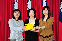 　婦聯青溪分會連江縣支會主委改選，新主委由戚婉芳（右）出線，青溪分會主任委員蔡令怡（中）親自來馬主持交接儀式。（圖／文：曹重偉）